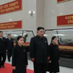 Filha de Kim Jong Un participa de cerimônia e aumenta especulações sobre sucessão